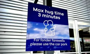 Bảng quy định 'ôm tối đa 3 phút' ở sân bay New Zealand gây chú ý